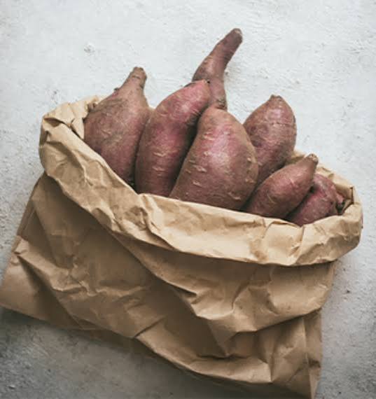 Zak met zoete aardappelen